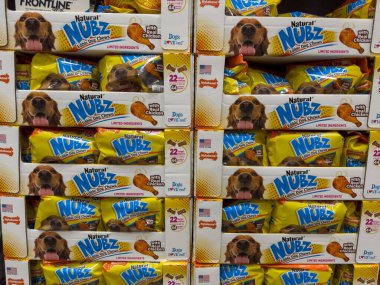 Maple Grove, Minnesota - 12 Ekim 2022: Bir Costco mağazasında Nubz tavuk çiğneme gösterisi