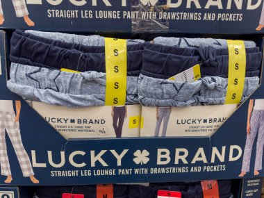 Maple Grove, Minnesota - 12 Ekim 2022: bir Costco mağazasında satılık Lucky Brand pijamaları ve pantalon paketleri. Kadınlar için.