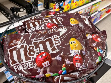 Plymouth, Minnesota - 14 Ekim 2022: M and Ms (M & M 'ler) sütlü çikolatanın orijinali bir markette sergilenmekte. Eğlenceli boyutta şeker.