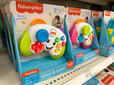 Plymouth, Minnesota - 14 Ekim 2022: Fisher Price Laugh and learn Game Controller oyuncakları bebekler ve bebekler için bir markette satışta