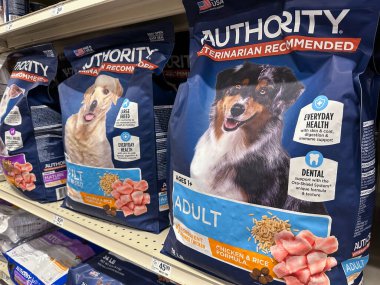Plymouth, Minnesota - 14 Ekim 2022: Otorite marka köpek maması - yetişkin tavuk ve pirinç formülü, bir Petsmart mağazasında satılıyor