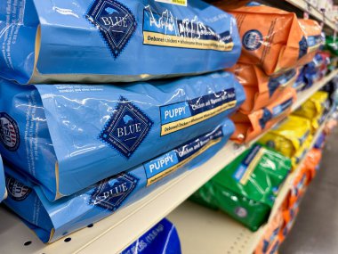 Plymouth, Minnesota - 14 Ekim 2022: Blue Buffalo marka köpek mamaları satılık, Petsmart evcil hayvan dükkanında sergileniyor.