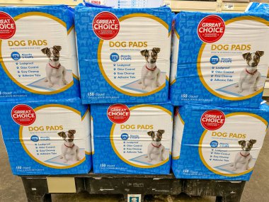 Plymouth, Minnesota - 14 Ekim 2022: Grreat Choice marka köpek çiş pedleri Petsmart mağazasında satılıyor