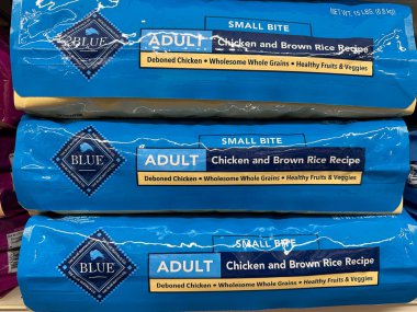 Plymouth, Minnesota - 14 Ekim 2022: Blue Buffalo markalı yetişkin köpek maması, tavuk ve pilav, bir Petsmart mağazasında satılıyor.