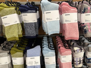 Maple Grove, Minnesota - 16 Ekim 2022: Bir Kohls mağazasında Sonoma marka kadın bot tayfası çorapları sergileniyor