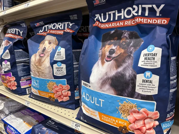 Plymouth, Minnesota - 14 Ekim 2022: Otorite marka köpek maması - yetişkin tavuk ve pirinç formülü, bir Petsmart mağazasında satılıyor