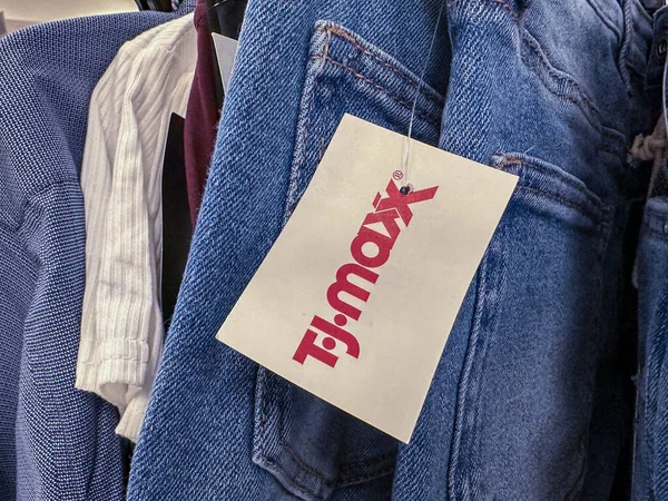 Plymouth, Minnesota - 14 Ekim 2022: Bir kot pantolonun üzerindeki TJ Maxx satış etiketini kapat.