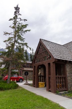 Banff, Alberta, Kanada - 6 Temmuz 2022: Banff Ulusal Parkı için bir park Kanada kartı almak için Booth, Trans-Kanada otoyolu üzerinde