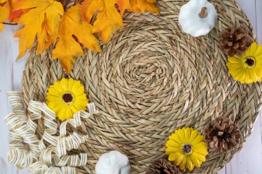 Ayçiçekli, kozalaklı, kurdeleli, beyaz balkabaklı ve yapraklı üst sonbahar düzlüğü daire şeklinde.