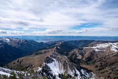 Wyoming 'in Bridger-Teton Ulusal Ormanı' ndaki karlı dağ sırtlarında bir zirvede.