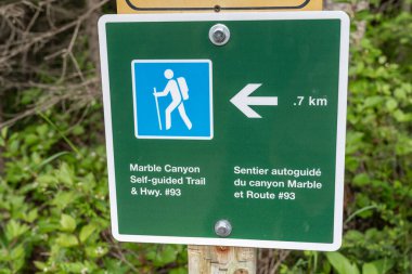 Kootenay Ulusal Parkı Kanada 'da Mermer Kanyon yürüyüş yolu tabelası.