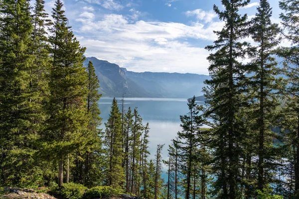 Λίμνη Minnewanka Στο Εθνικό Πάρκο Banff Ηλιόλουστη Μέρα Του Καλοκαιριού — Φωτογραφία Αρχείου