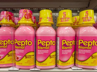 Yeni Umut, Minnesota - 7 Ekim 2022 Satılık Pepto Bismol ilaçları. Mide ağrısı, ishal ve mide ekşimesi için alındı.