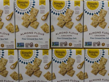 Maple Grove, Minnesota - 12 Ekim 2022: Basit Mills Badem Krakerleri deniz tuzu aromalı, bir Costco mağazasında satılıyor
