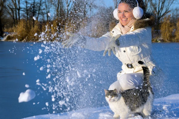 Woman playing with cat — Stock Photo, Image