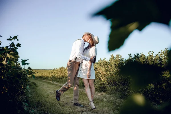 Молодая Красивая Влюбленная Пара Сидит Обнимается Зеленом Поле Кустами Прогулка — стоковое фото