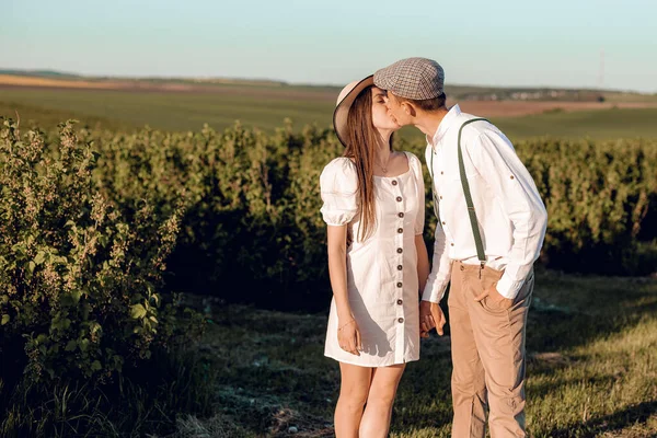 Jovem Casal Bonito Amor Sentado Abraçando Campo Verde Com Arbustos — Fotografia de Stock