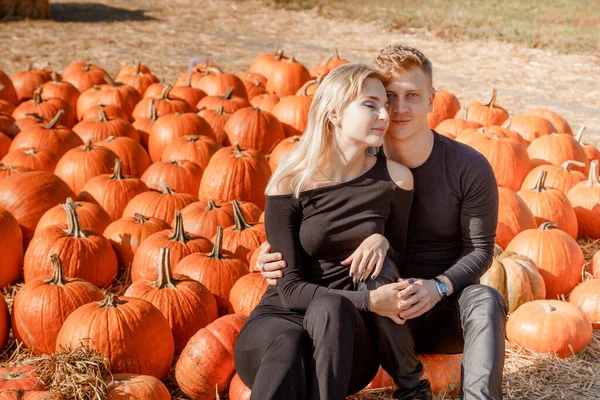 Coppia Seduta Campo Vicino Alla Zucca Concetto Halloween — Foto Stock