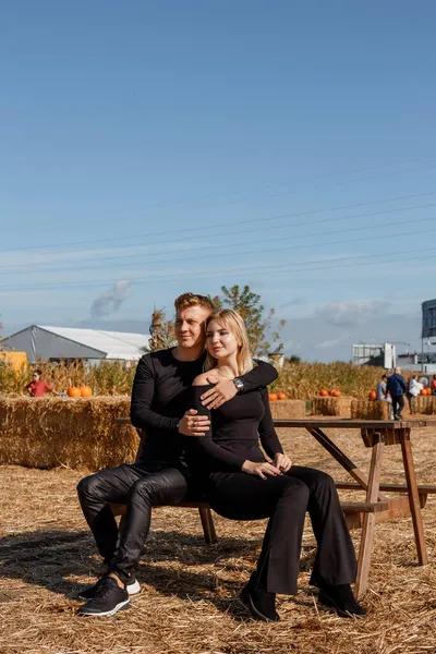 Pareja Joven Sentada Granja Feliz Joven Pareja Amor Sentado Mirando — Foto de Stock