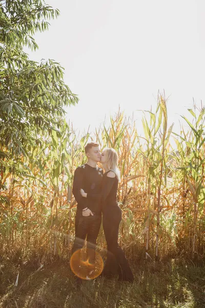 Hombre Mujer Están Cerca Del Maíz Concepto Amor Felicidad Pareja — Foto de Stock