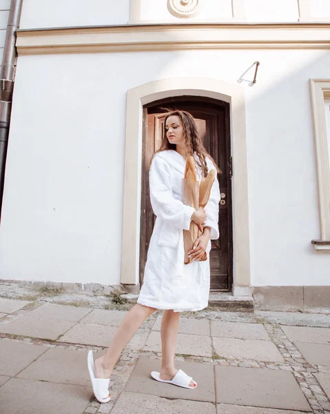 Una Joven Morena Vestida Con Una Túnica Blanca Mira Calle — Foto de Stock