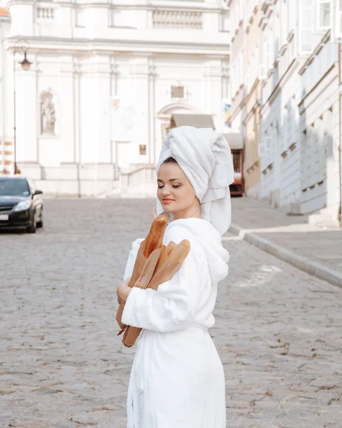 Młoda Stylowa Kobieta Kupująca Francuską Bagietkę Stojącą Ulicy Warszawie — Zdjęcie stockowe