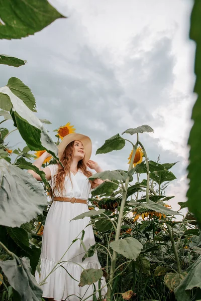 Prachtige Vrolijke Vrouw Bloeiende Zonnebloemenveld Lachend Meisje Met Zonnebloem Het — Stockfoto