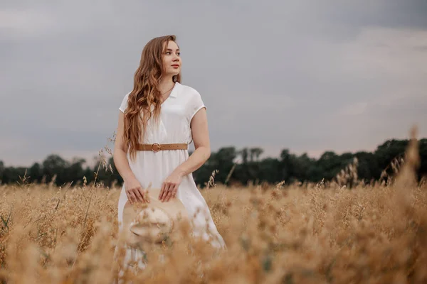 Hermosa Joven Vestida Con Vestido Blanco Sombrero Camina Campo Posa —  Fotos de Stock