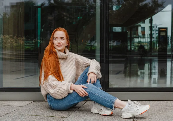 Retrato de la exitosa mujer feliz en su camino al trabajo en la calle. Retrato al aire libre de joven hermosa pelirroja natural, pelo muy largo, posando en la calle de la ciudad. Chica de moda con el pelo largo y rojo. — Foto de Stock