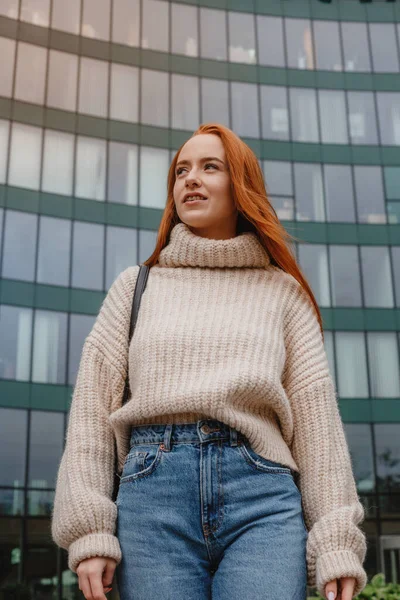 Боковой Снимок Модной Молодой Женщины Рыжими Волосами Концепция Городского Образа — стоковое фото