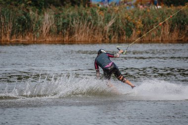 22.08.2021 Zalesie. Polonya. Güneşli bir günde wakeboard 'a binmek. Gölde wakeboard dersi..