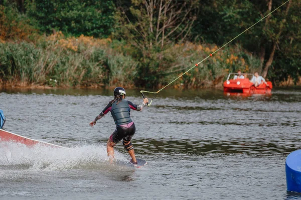 22.08.2021 - Zalesie. Polen. Rider på wakeboard på solig dag. Studera ridning wakeboard på en sjö. — Stockfoto