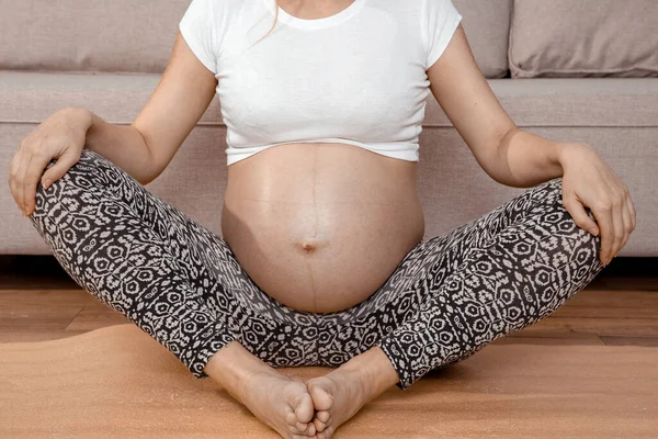 Yoga Prenatal Mujer Embarazada Sentada Una Alfombra Fitness Tocando Vientre —  Fotos de Stock