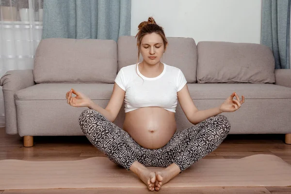Genç Hamile Kadın Içeride Yoga Yapıyor Güzel Hamile Anne Yoga — Stok fotoğraf