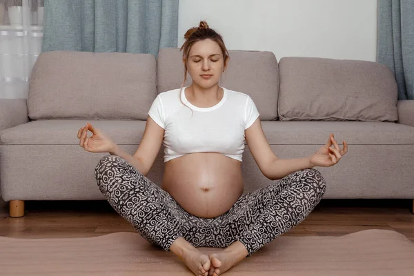 Genç Hamile Kadın Içeride Yoga Yapıyor Güzel Hamile Anne Yoga — Stok fotoğraf