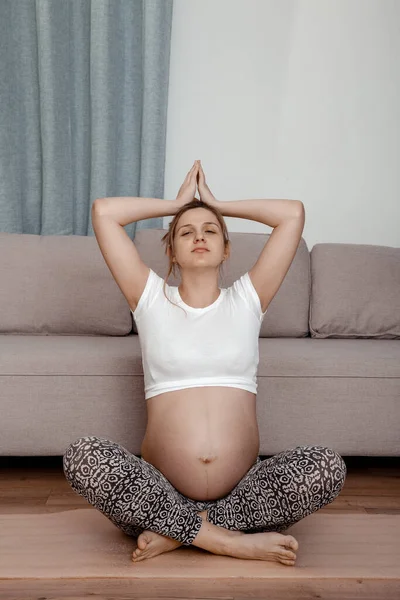 Elleri Başının Üstünde Meditasyon Yapan Bir Kadın Sağlıklı Anne Kavramı — Stok fotoğraf