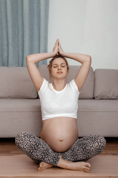 Mujer Meditando Con Las Manos Namaste Sobre Cabeza Concepto Madre —  Fotos de Stock