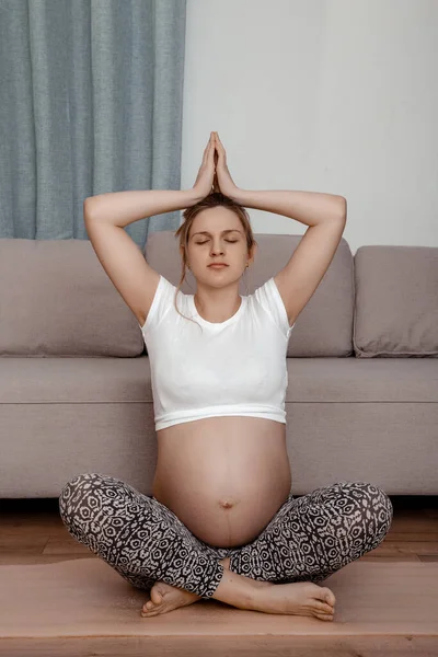 Mujer Meditando Con Las Manos Namaste Sobre Cabeza Concepto Madre —  Fotos de Stock