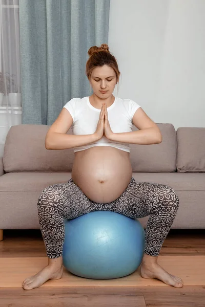 Mulher Grávida Exercitando Fitball Casa Mulher Grávida Fazendo Exercícios Relaxamento — Fotografia de Stock