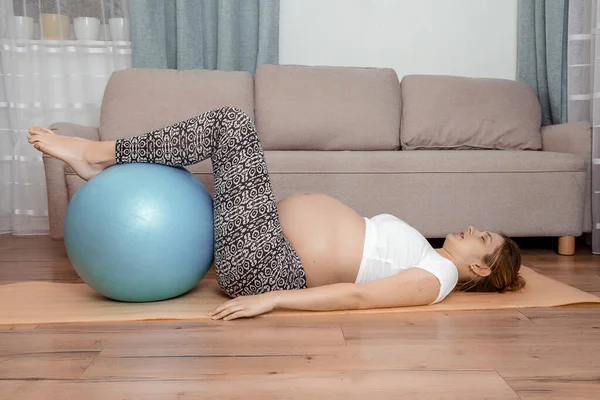 Güzel Hamile Bir Kadın Aerobik Topuyla Jimnastik Salonunda Yoga Minderinde — Stok fotoğraf