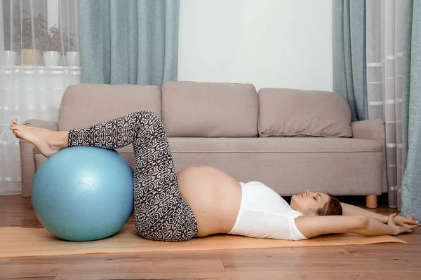 Güzel Hamile Bir Kadın Aerobik Topuyla Jimnastik Salonunda Yoga Minderinde — Stok fotoğraf