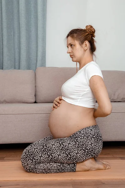 Güzel Hamile Kadın Karnını Tutarak Oturuyor Genç Hamile Kadın Dizlerinin Telifsiz Stok Fotoğraflar