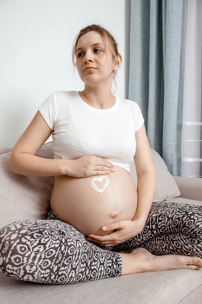 Beyaz Kalp Şekli Kremadan Yaratılmış Çıplak Koca Göbeğe Hamilelikteki Kusursuz — Stok fotoğraf