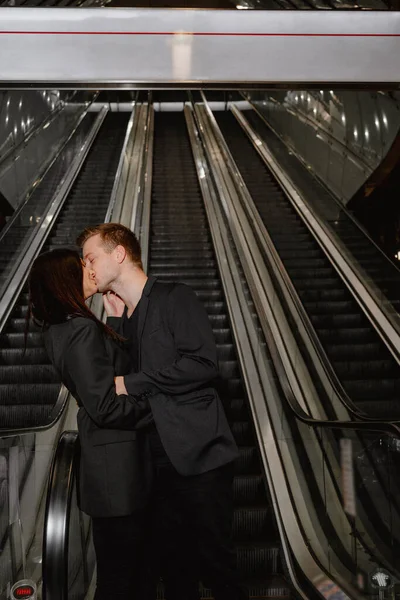 Casal Jovem Vestindo Acessórios Elegantes Casal Roupas Pretas Casal Perto — Fotografia de Stock