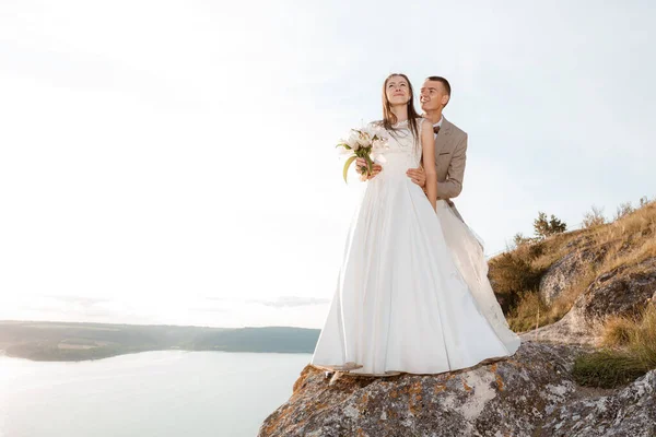 Свадебная Пара Озере Счастливая — стоковое фото