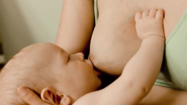 Mother Feeding Breast Her Baby Home Baby Eating Mothers Milk — Vídeos de Stock