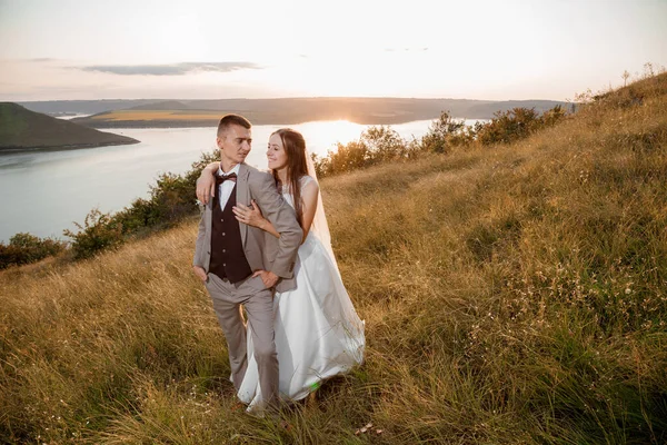 Pretty Bride Stylish Groom Beautifull Wedding Couple Embracing Shore Mountain — Foto de Stock