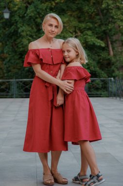 Anne-kız kucaklaşmasının yakın portresi. Neşeli anne ve kızın portresi. Mutlu aile sarışın anne ve kız.