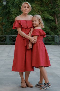 Anne-kız kucaklaşmasının yakın portresi. Neşeli anne ve kızın portresi. Mutlu aile sarışın anne ve kız.