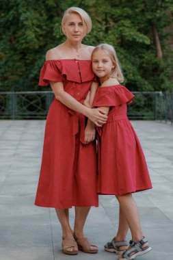 Anne-kız kucaklaşmasının yakın portresi. Neşeli anne ve kızın portresi. Mutlu aile sarışın anne ve kız.